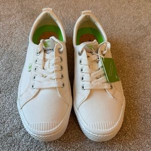 NWT- Cariuma OCA low off white canvas sneakers